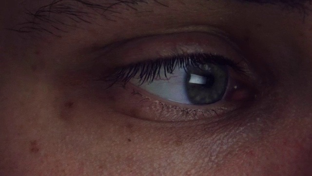 一个人的眼睛在晚上上网的特写镜头视频下载