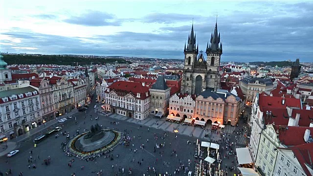 电影倾斜:行人拥挤在布拉格老城广场捷克共和国日落视频素材
