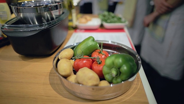 厨房柜台上的金属碗里的新鲜蔬菜视频素材