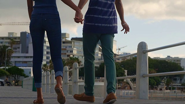 一对情侣在4k海滩手拉手散步视频素材