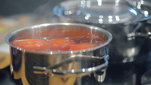 在不锈钢锅中煮西红柿视频素材