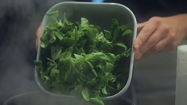 将菠菜加入沸水锅中视频素材