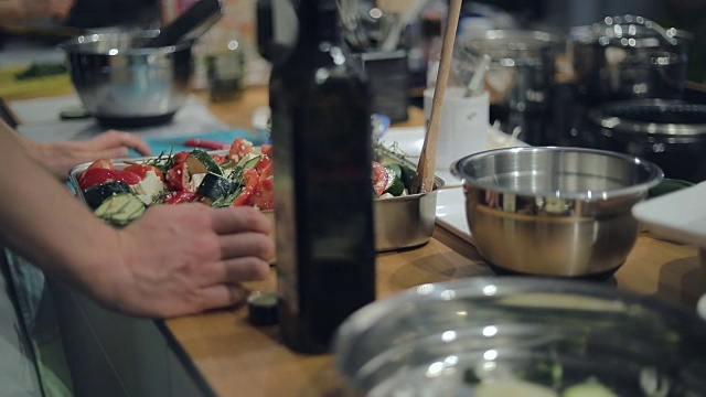 厨房台面上砂锅里的蔬菜视频素材