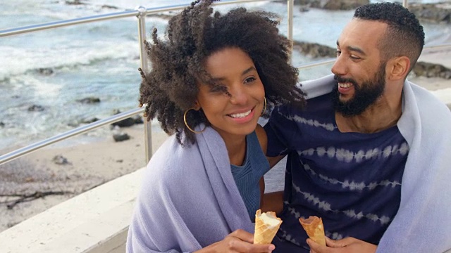 一对夫妇在4k海滩吃冰淇淋视频素材