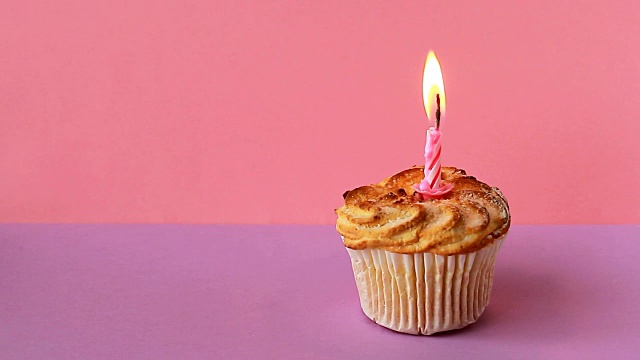 一只蜡烛在生日蛋糕上点燃视频素材