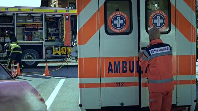 紧急医疗服务队用担架把受伤的人抬上救护车视频下载