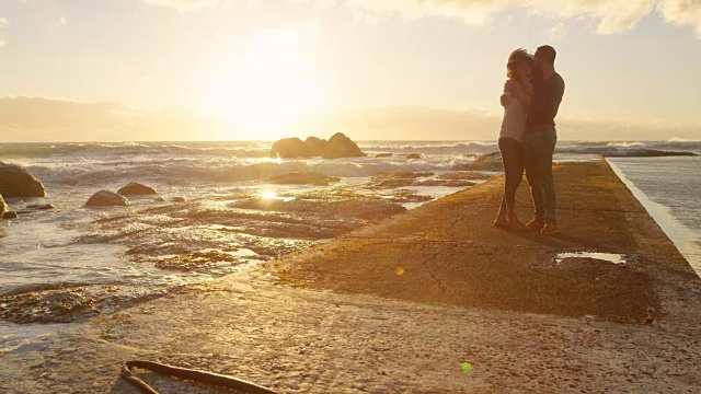 一对情侣在4k沙滩上拥抱视频素材