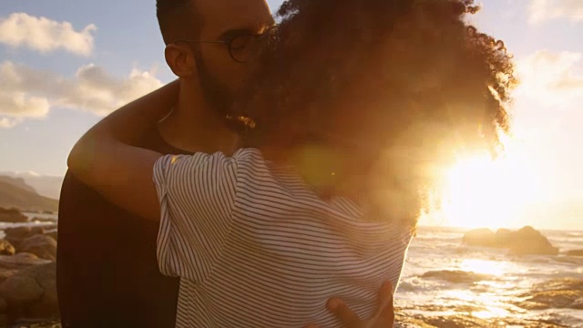 一对情侣在沙滩上亲吻视频素材