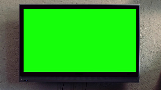平板电视与绿屏复合。电视或电视-绿色屏幕-房间-墙上。液晶电视轨道绿色屏幕在现代客厅视频素材