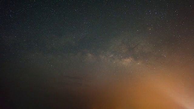 从夜晚到白天拍摄的银河系和山脉视频下载