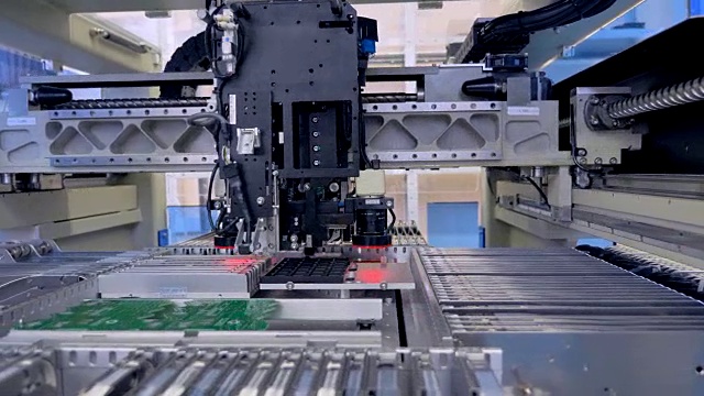 机器人学手臂工作PCB生产。4 k。视频素材