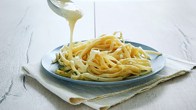 把蘑菇酱放在意大利细面条上。意大利面食。视频素材
