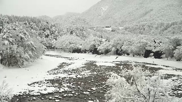 淘金:从白川村经过的Shogawa河太宽，不能通过小桥视频下载