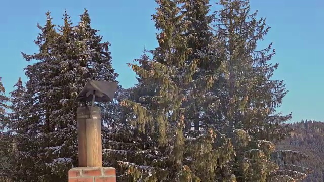 冬天山上小屋的烟囱视频下载