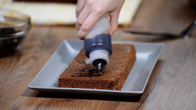 糕点师在厨房里装配巧克力蛋糕视频素材