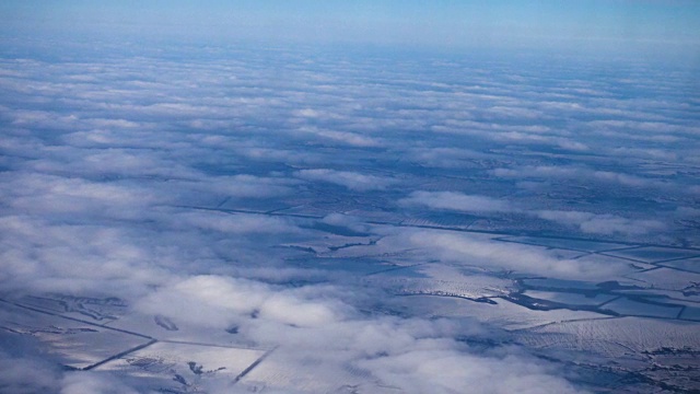 鸟瞰图积雪的土地和云视频下载