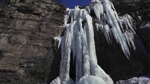 冬天结冰的美丽瀑布。乌克兰视频下载