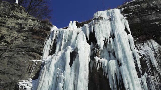 冬天结冰的美丽瀑布。乌克兰视频下载