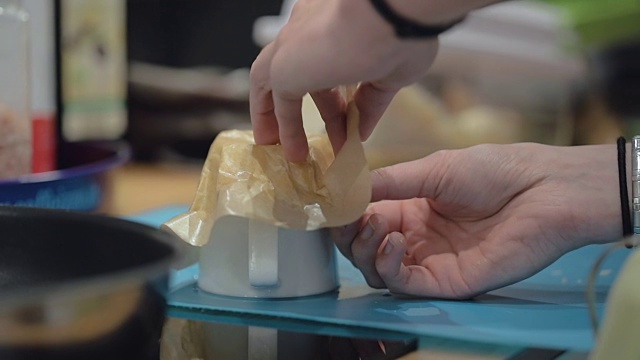 用瓷杯从烤纸上取出融化的奶酪视频下载