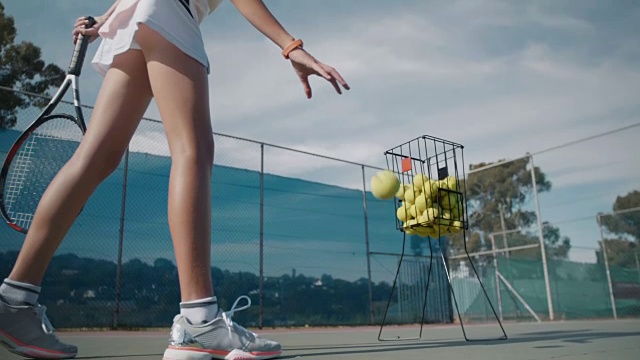 网球运动员在场上弹跳球视频购买