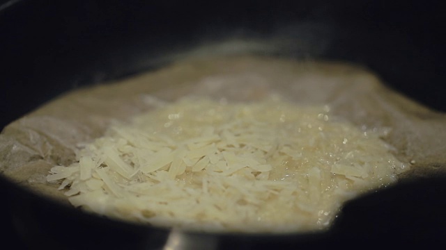 烤盘上的奶酪泡视频素材