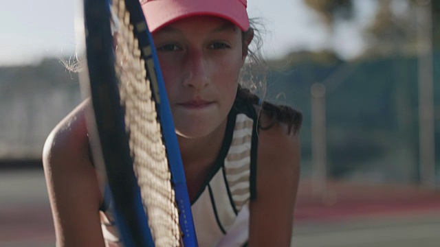 年轻网球运动员聚精会神的慢动作肖像视频下载