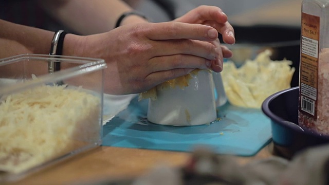 慢动作烹饪:用杯底滤出奶酪中的油视频素材