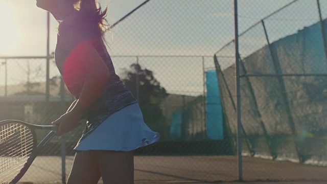 女孩打网球比赛的慢镜头视频素材