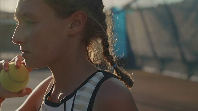 日落时年轻网球运动员的慢动作肖像视频素材