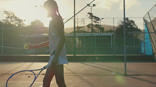 年轻的网球运动员在做运动时身后有太阳耀斑视频素材