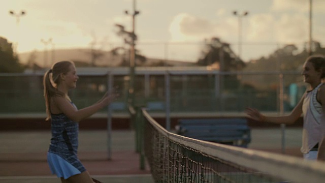 比赛结束后，青少年运动员在网球场上击掌视频下载