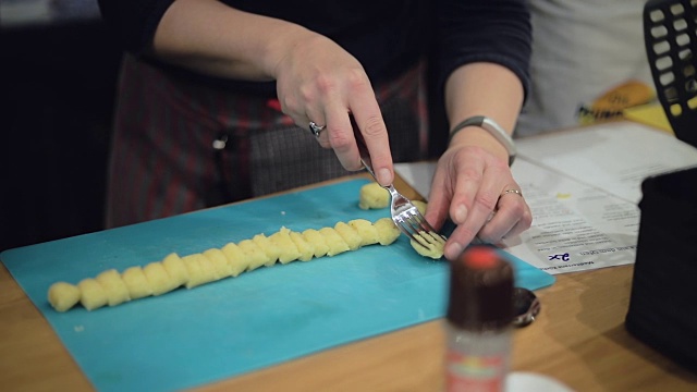 慢动作烹饪:用叉子做成汤圆视频素材