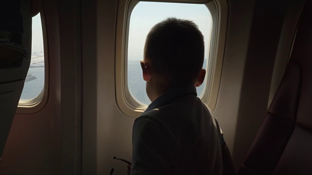 当飞机要降落时，小孩透过灯看视频下载