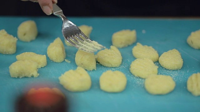 慢动作烹饪:用叉子做成汤圆视频素材