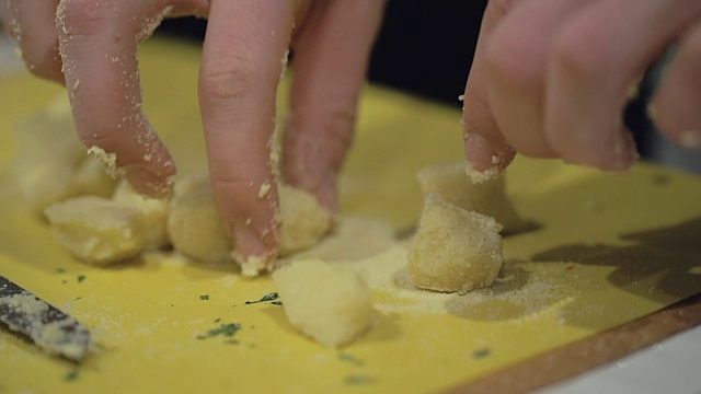 慢动作烹饪:用帕尔马干酪手擀面片视频素材