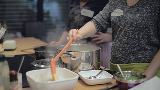 慢动作烹饪:将汤圆从沸腾的锅中取出视频素材