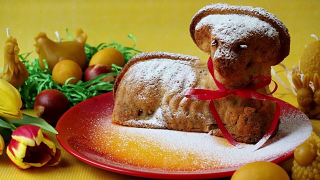 撒糖的传统复活节羔羊蛋糕。复活节装饰视频素材