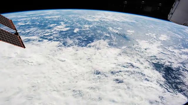 从国际空间站上看到的地球。从太空观察美丽的地球。美国宇航局延时从太空拍摄地球。这段视频由美国宇航局提供。视频素材