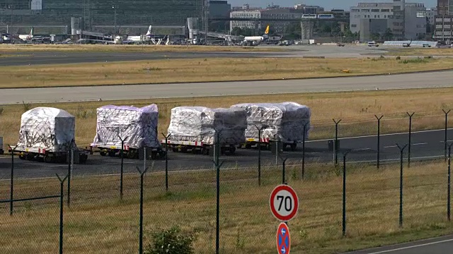 机场装卸行李为旅客提供行李。视频下载