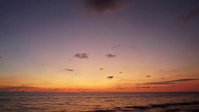 时光流逝，美丽的海滩夕阳在攀雅视频素材