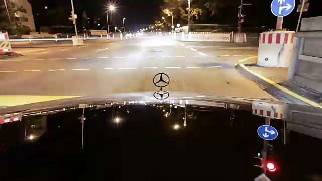 在一辆黑色奔驰轿车与引擎盖和引擎盖装饰突出的框架驾驶夜间视频下载