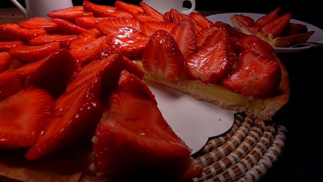 用铲子把一块草莓派舀出来放在盘子里视频下载