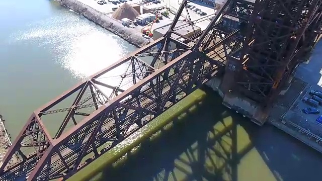 一架无人机飞过伊利诺伊州芝加哥市的一座铁路桥视频素材