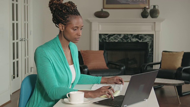 在家庭办公室工作的非裔美国女性视频素材