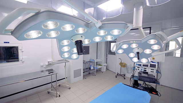 挂在手术台上的几盏手术灯被打开了视频下载