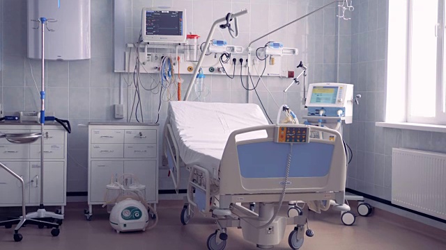 一个设备齐全的单人床医院病房的广角视图视频素材