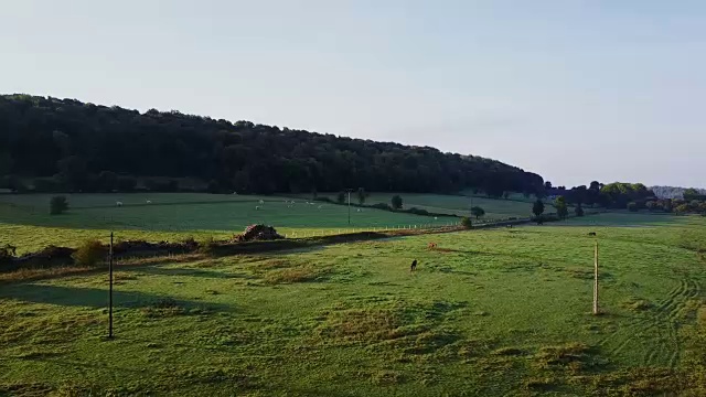 清晨，空中飞过法国北部的乡村视频下载