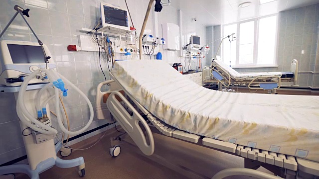 现代化的医院病床在一个设备齐全的医院病房视频素材