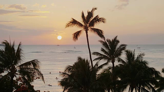 彩色日落在夏威夷怀基基海滩4k慢镜头视频素材