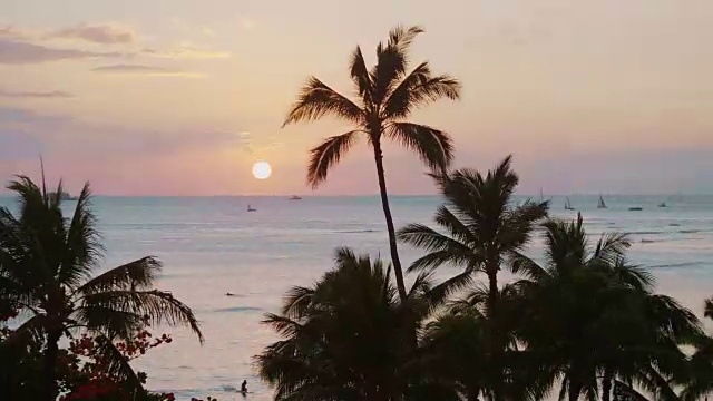 夏威夷威基基海滩的多彩日落，时间间隔为4k视频素材